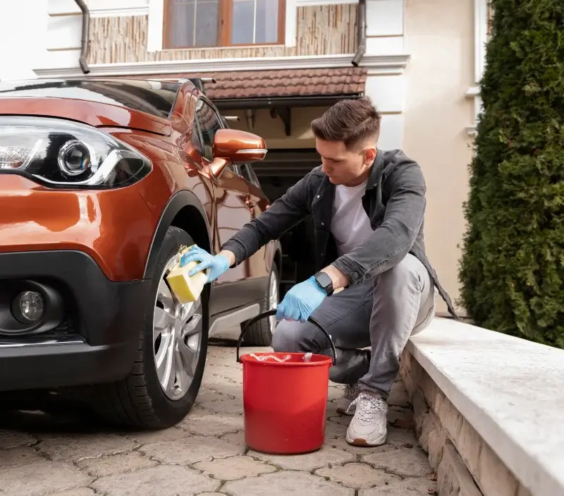 Lavage auto à domicile Saint-Pierre-de-Nogaret : professionnel intervenant sur un véhicule